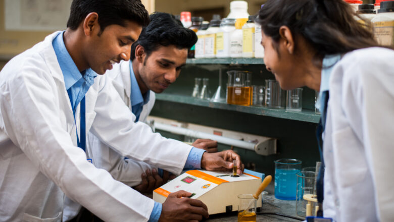 DMLT Course Meaning in Hindi, फीस, योग्यता और सैलरी