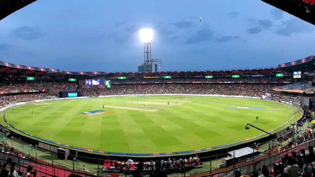 M Chinnaswamy Stadium Bengaluru Pitch Report in Hindi