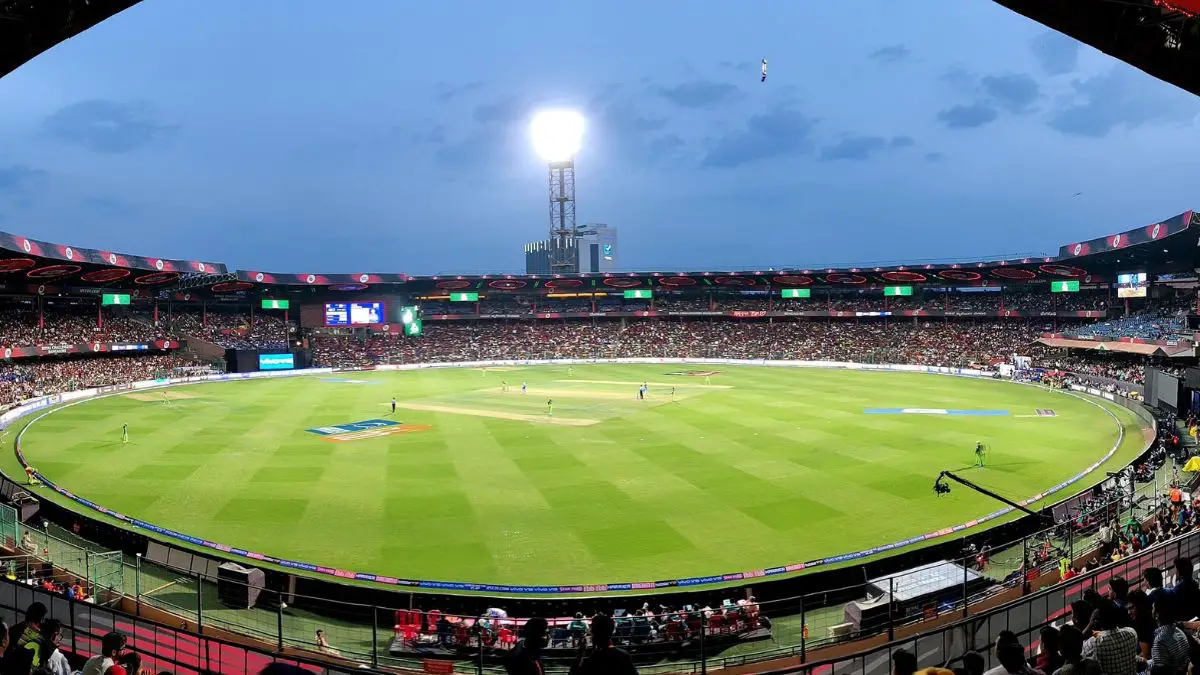 M Chinnaswamy Stadium Bengaluru Pitch Report in Hindi: चिन्नास्वामी पर बरसेंगे रन या गेंदबाजों का रहेगा बोलबाला, जानें कैसी होगी पिच